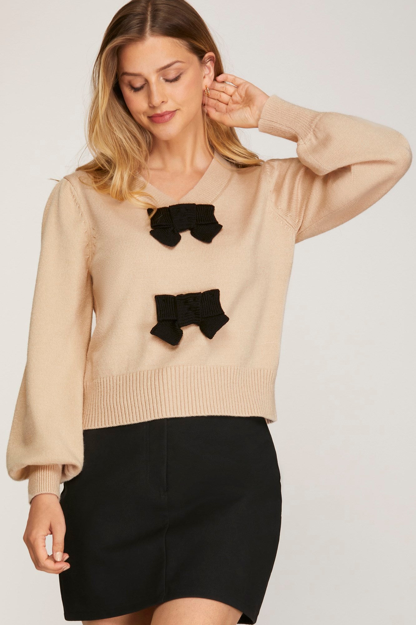 V-NECK SWEATER WITH BOW DETAIL